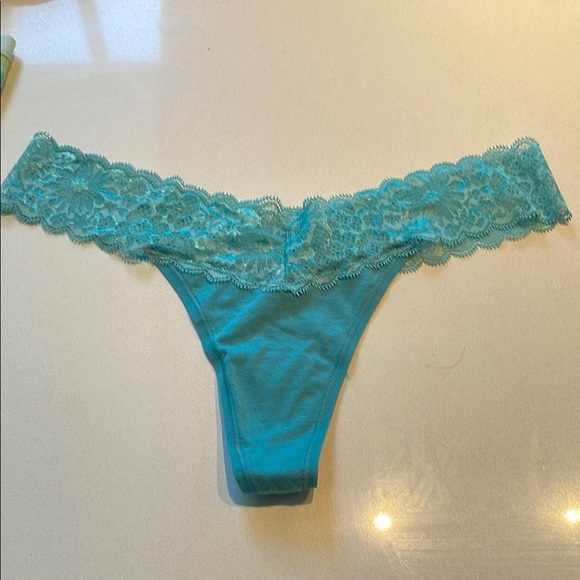 🆕 Victoria's Secret Red Tote with Assorted Panties Underwear, Size M - Picture 9 of 14